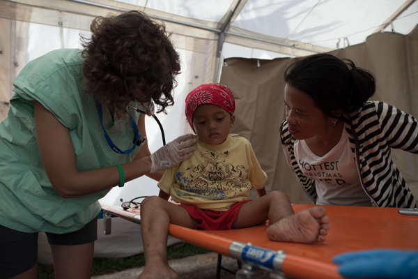 Ärztin des B-Fast-Teams kümmert sich um eines der Opfer des Taifuns Haiyan