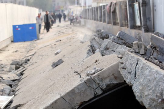 Explosion von Ölpipeline in China: Die Wucht riss über Hunderte Meter die Erde und Straßen auf