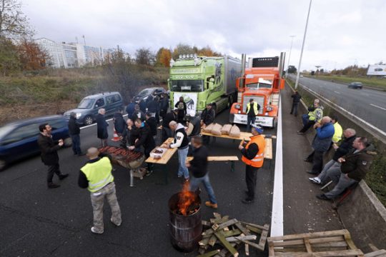 Straßenblockaden von LKW-Fahrern in Roissy-en-France bei Paris