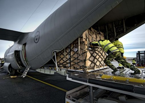 Hilfsgüter für die Philippinen: Flughafen Örebro, Schweden