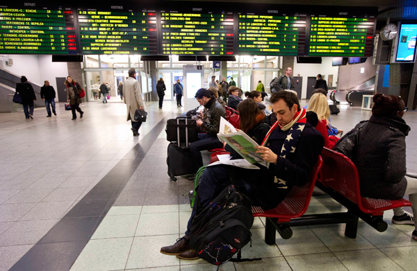 Lokführerstreik: Wartende Zugreisende im Bahnhof Bruxelles-Midi