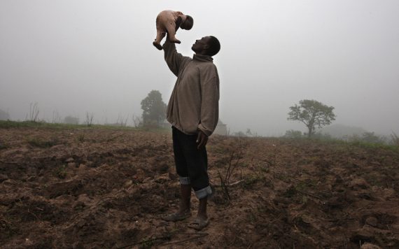 Mfanzile Dlamini (28) spielt mit seiner einjährigen Tochter Phiwa (November 2009). Mfanzile Dlamini starb im Juni 2010 an Aids.