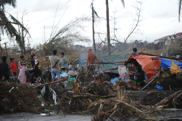 Einwohner von Tacloban begutachten, was übrig geblieben ist