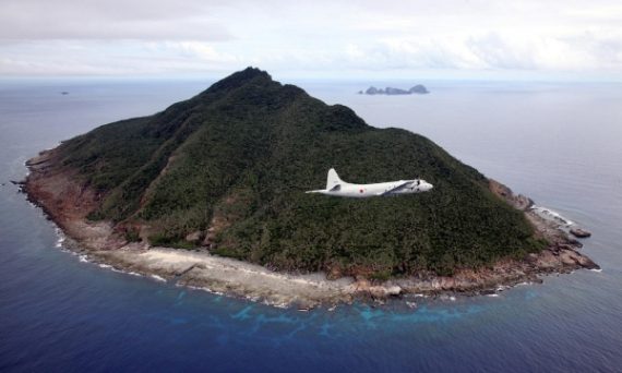 Japanisches Flugzeug patrouilliert über den chinesisch Diaoyu und japanisch Senkaku genannten Inseln (13.10.2011)