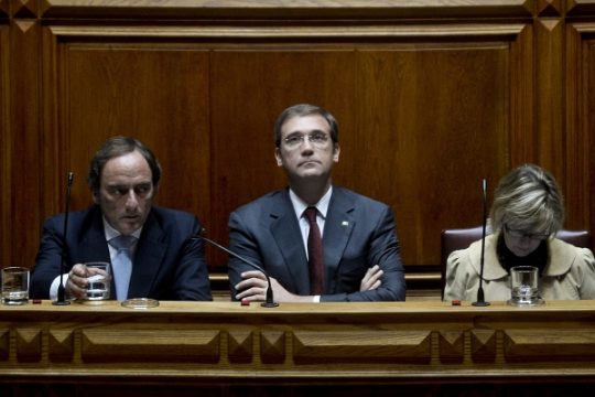 Portugals Ministerpräsident Pedro Passos Coelho (M.)