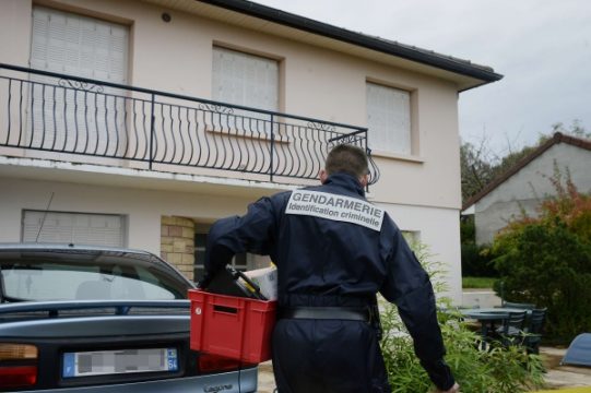 Ein Forensiker der Gendarmerie vor dem Haus mit drei Toten Kindern in Gergy