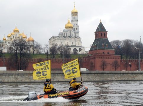 Greenpeace fordert auf Moskwa-Fluss Freiheit für Aktivisten