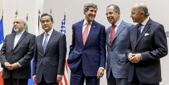 Die Außenminister von Iran (Mohammad Javad Zarif), China (Wang Yi), USA (John Kerry), Russland (Sergei Lavrov) und Frankreich (Laurent Fabius) nach Abschluss der Verhandlungen