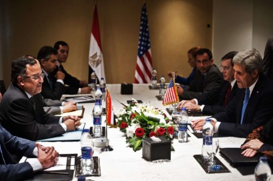 Nabil Fahmi (l.) und John Kerry (r.)