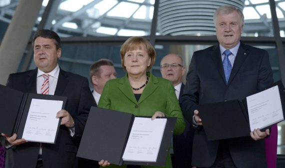 Union und SPD unterzeichnen Koalitionsvertrag (v.l. SPD-Chef Sigmar Gabriel, CDU-Chefin Angela Merkel, CSU-Chef Horst Seehofer)