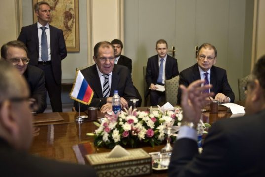 Der russische Außenminister Sergej Lawrow (M.) zu Gesprächen in Kairo