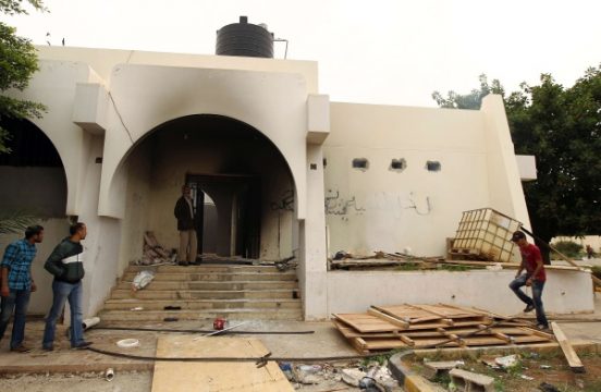 Libyer stehen vor einem von der Miliz Ansar al-Scharia benutzten Haus