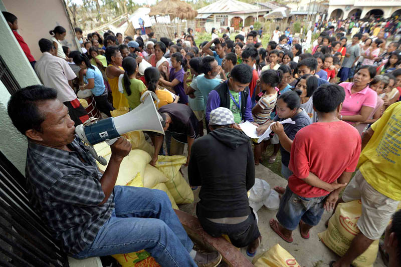 Hilfsgüter erreichen die philippinische Insel Cebu
