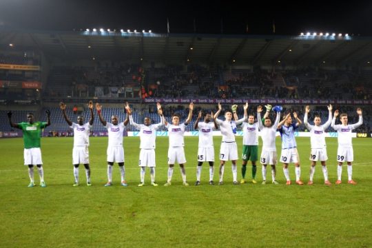 Europa League: Racing Genk in der nächsten Runde - Spieler in Feierlaune