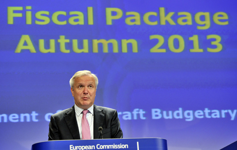 EU-Wirtschaftskommissar Olli Rehn präsentiert das Ergebnis der Überprüfung der Budgets der Mitgliedsstaaten