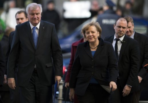 Horst Seehofer (CSU, l.) und Angela Merkel (CDU) treffen zu den Verhandlungen mit der SPD ein