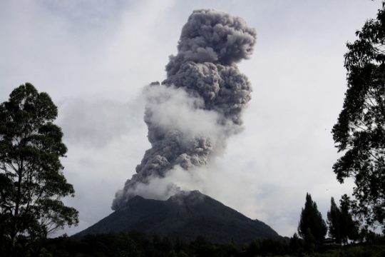 Der Vulkan Sinabung im Norden der Insel Sumatra am 10.11.