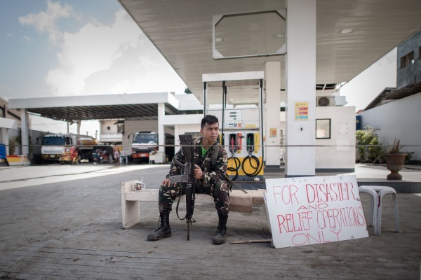 Soldat bewacht eine Tankstelle in Tacloban