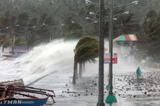 Super-Taifun "Haiyan" trifft unter anderem in der Stadt Legaspi, Provinz Albay, südlich von Manila, auf Land