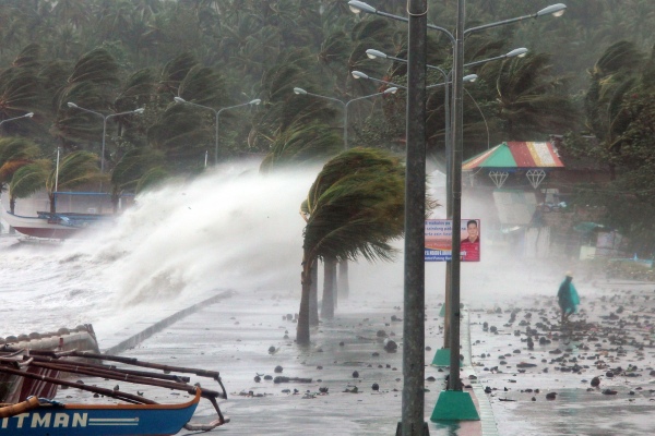 Super-Taifun "Haiyan" trifft unter anderem in der Stadt Legaspi, Provinz Albay, südlich von Manila, auf Land