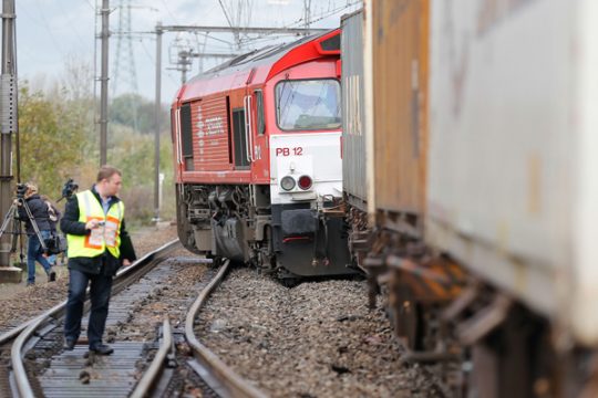 Lock und Waggons stehen komplett neben den Schienen