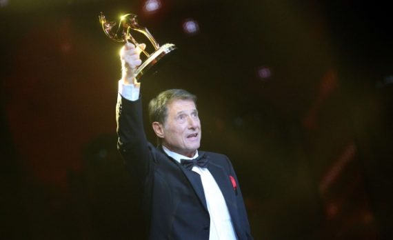 Udo Jürgens mit seinem Bambi für das Lebenswerk