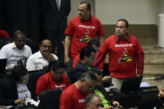 Die venezolanischen sozialistischen Abgeordneten trugen bei der Abstimmung T-Shirts mit dem Spruch "Yo soy el diputado 99"