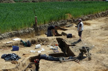 Ein Team von Archäologen legt in Mesen einen Schützengraben frei, Aufnahme vom Juni/August 2012