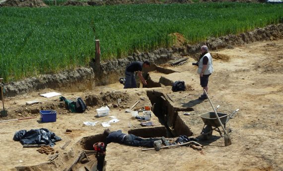 Ein Team von Archäologen legt in Mesen einen Schützengraben frei, Aufnahme vom Juni/August 2012
