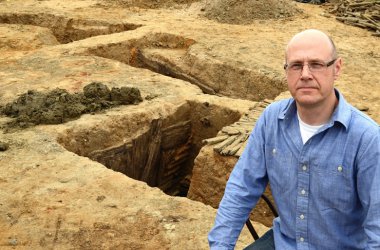 Der Brite Peter Doyle, Professor für Militärgeschichte, vor einem Schützengraben des Ersten Weltkriegs, der in der belgischen Kleinstadt Mesen geborgen wurde. Aufnahme vom Juni/August 2012