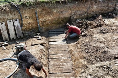 Archäologen bei den Bergungsarbeiten eines unterirdisch verlaufenden Tunnels aus dem Ersten Weltkrieg in Mesen. Aufnahme vom Juni/August 2012