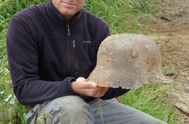 Der belgische Archäologe Simon Verdegem mit dem Fund eines Schutzhelms aus dem Ersten Weltkrieg