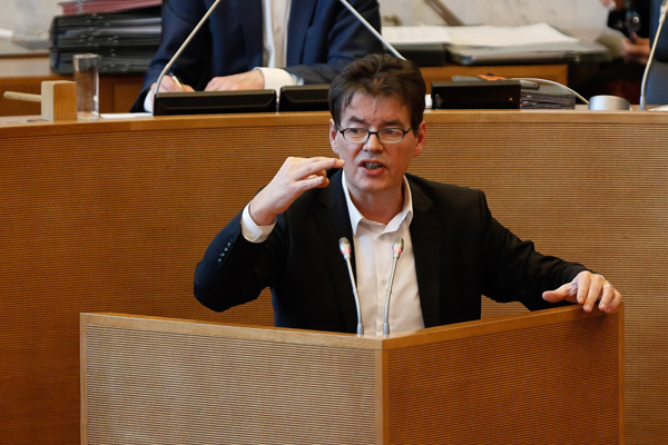 Bernard Wesphael im wallonischen Parlament (30.01.2013)