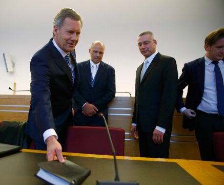 Ex-Bundespräsident Wulff mit seinen Anwälten im Gerichtssaal in Hannover