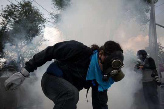Anti-Regierungs-Proteste in Bangkok: Die Polizei setzt Tränengas ein