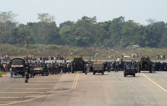 Tausende stürmen den Flughafen von Bangui