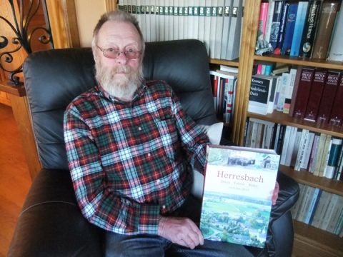 Christian Binz mit seinem Buch über die Geschichte von Herresbach