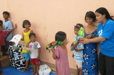 Kinder in Jurao spielen die Geschichte vom Frosch nach