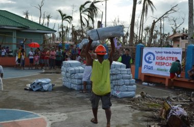 Hilfsgüter kommen auf den Philippinen an