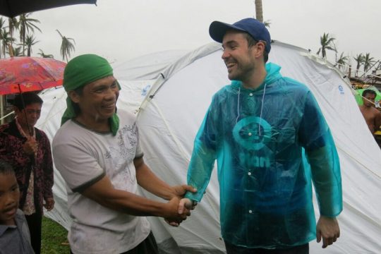 Fabian Böckler mit einem Einwohner des Dorfs Jurao