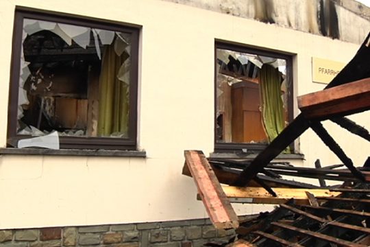Aufräumarbeiten nach dem Brand im Pfarrheim Büllingen
