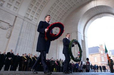 Cameron und Kenny besuchen flämische Kriegsschauplätze und legen Kränze ab