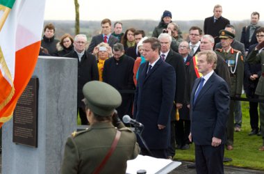 Cameron und Kenny besuchen flämische Kriegsschauplätze und legen Kränze ab