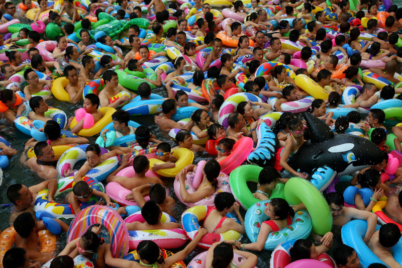 Ein Großteil der Weltbevölkerung sind Asiaten (Archivbild: Chinesen auf der Suche nach Abkühlung in der Sommer-Hitze in einem Erlebnisbad, Provinz Sichuan/AFP)