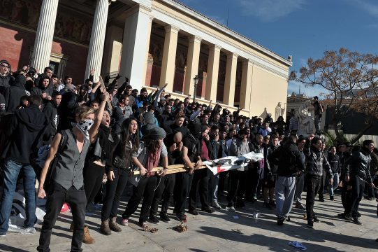 Jugendliche demonstrieren vor der Universität in Athen