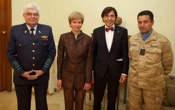 Premier Di Rupo, General Van Caelenberge (l), Botschafterin Colette Taquet und einem belgischen Soldaten in Beirut