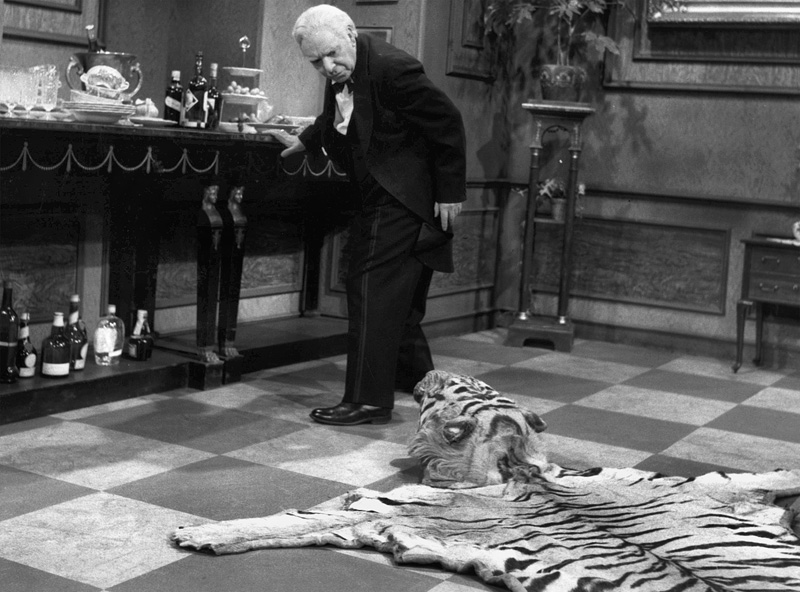 Dinner for One: Freddie Frinton als Diener James und die Stolperfalle Tigerteppich