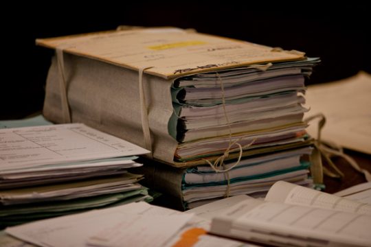 Aktenstapel auf einem Bürotisch