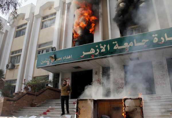 Unterstützer der Muslimbrüder legen Feuer in der Al-Azhar-Universität