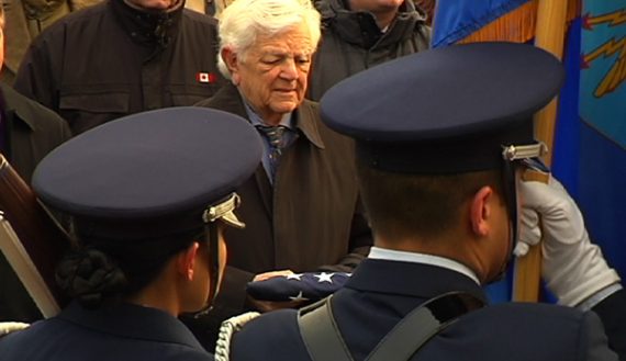 Herb Shaener mit der "Flag of Friendship"